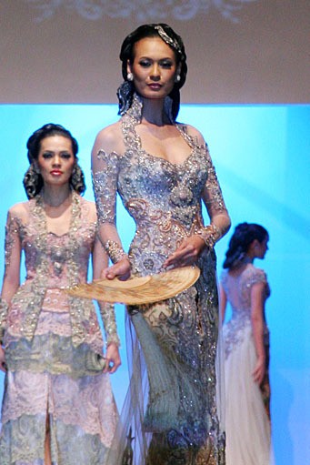 Anne Avantie Indonesia: Global Home of Batik. World Batik Summit 2011 at Jakarta Convention Center. Senayan. Jakarta. [Foto: Mohammad Abduh/Wolipop]