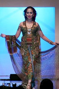 Anne Avantie Indonesia: Global Home of Batik. World Batik Summit 2011 at Jakarta Convention Center. Senayan. Jakarta. [Foto: Mohammad Abduh/Wolipop]