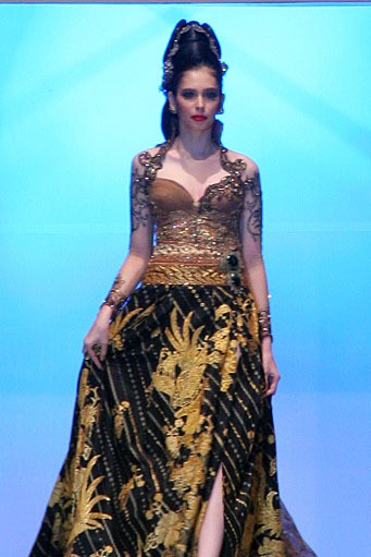 Anne Avantie Indonesia: Global Home of Batik. World Batik Summit 2011 at Jakarta Convention Center. Senayan. Jakarta. [Foto: Mohammad Abduh/Wolipop]