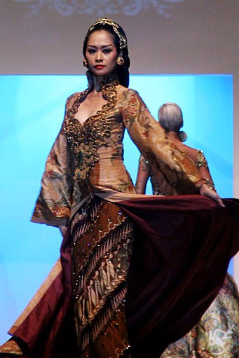 Anne Avantie Indonesia: Global Home of Batik. World Batik Summit 2011 at Jakarta Convention Center. Senayan. Jakarta. [Foto: Mohammad Abduh/Wolipop]