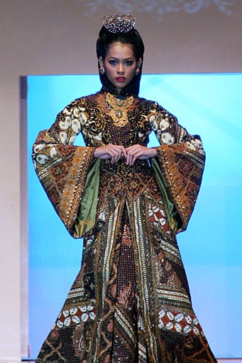 Anne Avantie Indonesia: Global Home of Batik. World Batik Summit 2011 at Jakarta Convention Center. Senayan. Jakarta. [Foto: Mohammad Abduh/Wolipop]