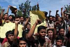 Jalur Pantura Pasuruan Diblokir Warga Tiga Desa