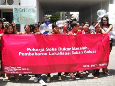Aksi Demo Warnai Pernas AIDS IV di Yogya