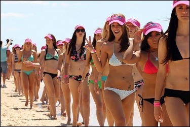 Parade Bikini di Australia Pecahkan Rekor Dunia
