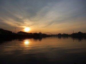 Gagal Memeluk Gajah, kami mencium senja di Sungai Siak
