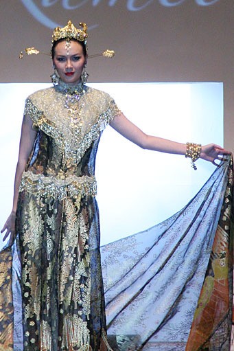 Ramli Indonesia: Global Home of Batik. World Batik Summit 2011 at Jakarta Convention Center. Jakarta. [Foto: Mohammad Abduh/Wolipop]