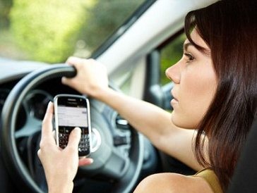 Tidak Hanya Drugs, SMS Sambil Mengemudi Juga Bisa Candu