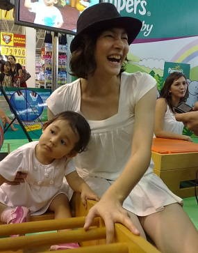 Dewi Rezer Tak Bisa Jauh dari Anak