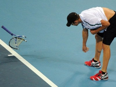 Roddick Kalah, Raket pun Patah
