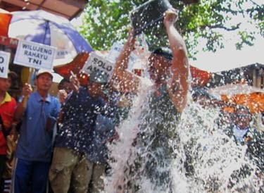 Sambut HUT TNI, Anggota POMAD Solo Mandi Air Cabe