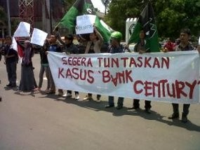 Tuntut Kasus Century, Aksi Mahasiswa di Semarang Ricuh