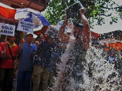 Anggota TNI AD Mandi Air Cabe