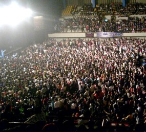 Penonton Desak-desakan, Westlife Hentikan Konser Setengah Jam