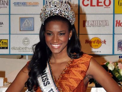 Senyum Miss Universe 2011