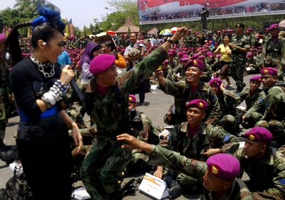 The Virgin dan Mahadewi Hibur TNI