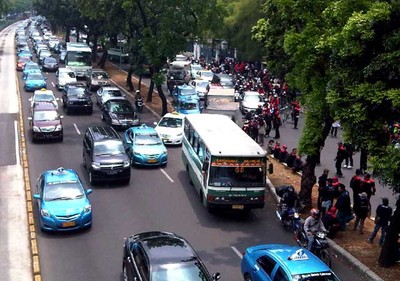Demo di Depan BEI Macetkan Sudirman 