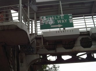 Halte Busway Meriah, Penuh Coretan Tangan Jahil