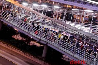 Naik Transjakarta, dari Kaki Pegal-pegal Sampai Perjudian
