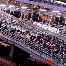 Naik Transjakarta, dari Kaki Pegal-pegal Sampai Perjudian