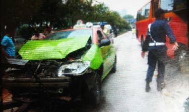 Taksi Serobot Jalur Busway karena Macet, Malah Tabrak Bus TransJ