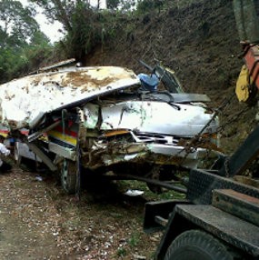 Bus Terguling Sejauh 20 Meter dan Menghantam Dinding Tebing