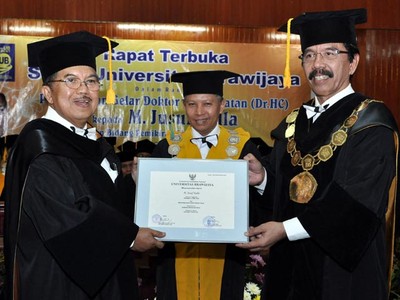 JK Terima Doktor HC dari Universitas Brawijaya