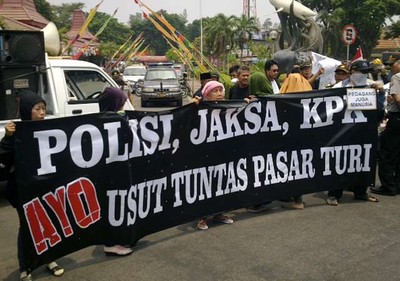 Pedagang Pasar Turi Kembali Demo