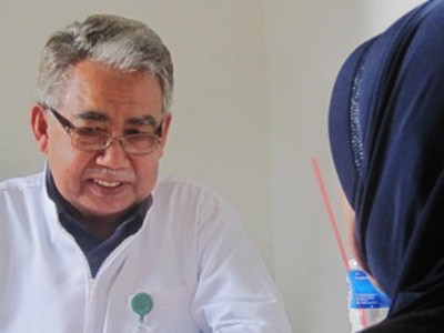 Zaini Abdullah Periksa Pasien