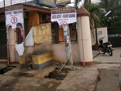 Poster Atut-Rano Karno Dirusak