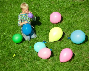 Sebelum Umur 8 Tahun, Anak Tak Boleh Tiup Balon di Eropa