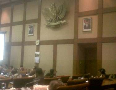 Foto SBY & Boediono Mejeng di Ruang Rapat Komisi