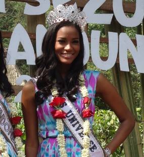 Miss Universe Dapat Oleh-oleh Suling Bambu
