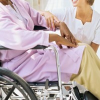 Pasien Stroke yang Bisa Silangkan Kaki Lebih Cepat Pulih