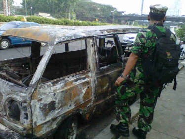 Mobil Tentara Hangus Terbakar di Depan Kodam Jaya