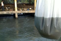 Hiii... Air Kalimalang Hitam dan Bau Menyengat