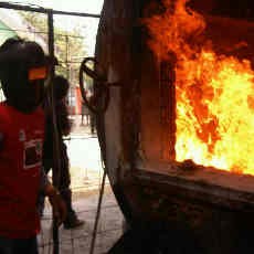 Kejari Perak Musnahkan Ribuan Miras dan Pakaian Bekas