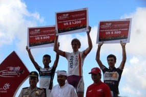 Vries Menang di Balapan yang Sulit