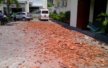  Bali Gempa, Runtuhan Beton Ruko Timpa Mobil Hingga Penyok