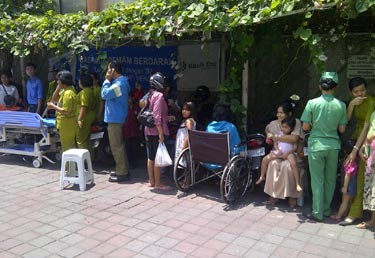Pasien BIMC Denpasar Dievakuasi ke Halaman Parkir RS