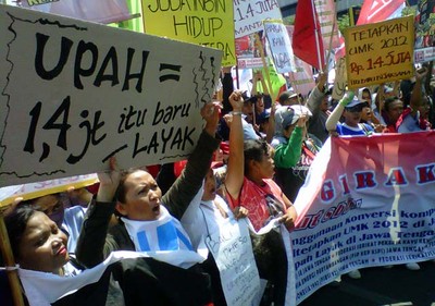 Ratusan Buruh Tuntut Upah Minimum