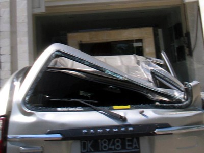 Gempa di Bali, Mobil Tertimpa Reruntuhan Bangunan