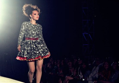 Lenggak-lenggok Selebriti di Atas Catwalk