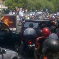 Demo di DPRD Surabaya, Beberapa Ruas Jalan Ditutup