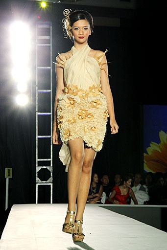 Valentino Napitupulu The Touch of Art. IPMI Trend Show 2012 at Plaza Bapindo. Jakarta. [Foto: Mohammad Abduh/Wolipop]