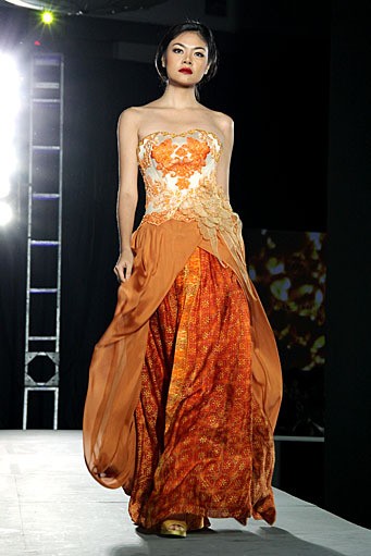 Valentino Napitupulu The Touch of Art. IPMI Trend Show 2012 at Plaza Bapindo. Jakarta. [Foto: Mohammad Abduh/Wolipop]