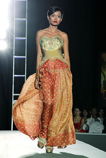 Valentino Napitupulu The Touch of Art. IPMI Trend Show 2012 at Plaza Bapindo. Jakarta. [Foto: Mohammad Abduh/Wolipop]