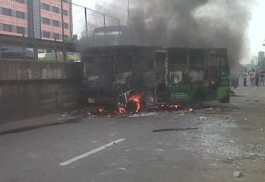 Tawuran di Dekat Mal Taman Anggrek, Metro Mini Dibakar Massa