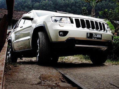 Menjajal Ketangguhan Jeep Grand Cherokee