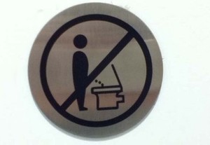 Laki-laki Dilarang Pipis Berdiri di Toilet Campur
