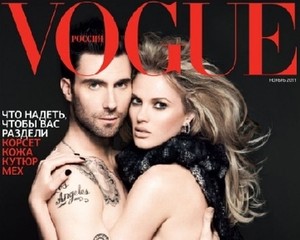 Adam Levine & Sang Kekasih Pose Bugil untuk Vogue